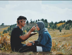 Keseruan Pasangan dalam Foto Romantis yang KekinianApakah ada permintaan judul lain yang bisa saya bantu?