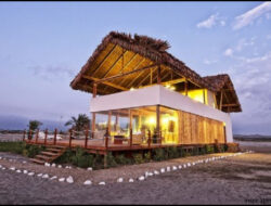 “Desain Eksklusif Rumah Kayu di Tepi Pantai”